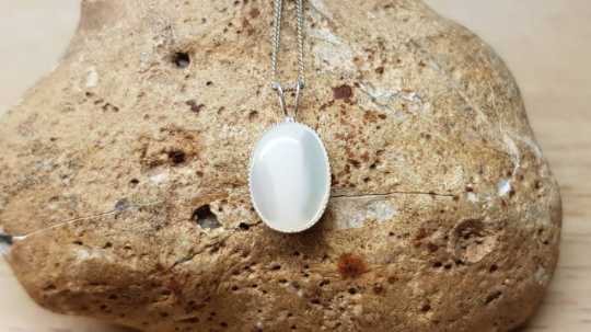 Small mother of pearl pendant