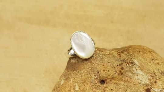 Oval Mother of pearl ring 14x10mm