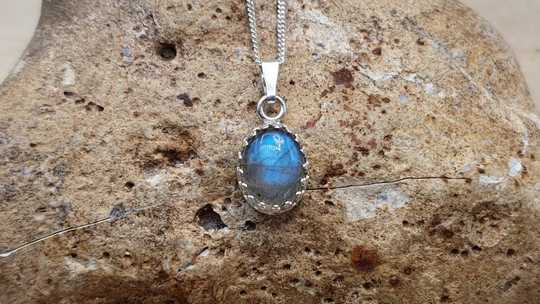 Tiny Labradorite pendant 10x8mm