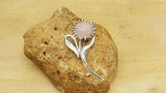 Rose quartz Daisy brooch