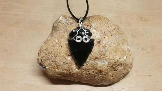 Obsidian arrowhead pendant O1